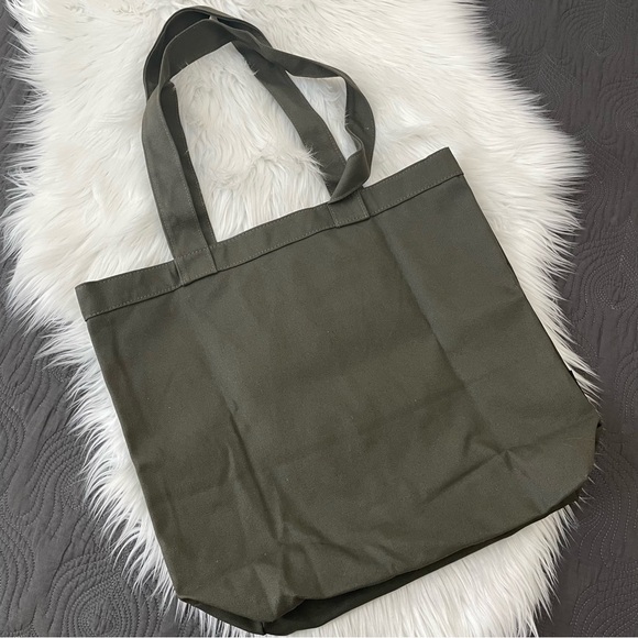 Bloomingdale’s LE Army Camo Kiss Print Canvas Tote NWOT - Picture 3 of 8